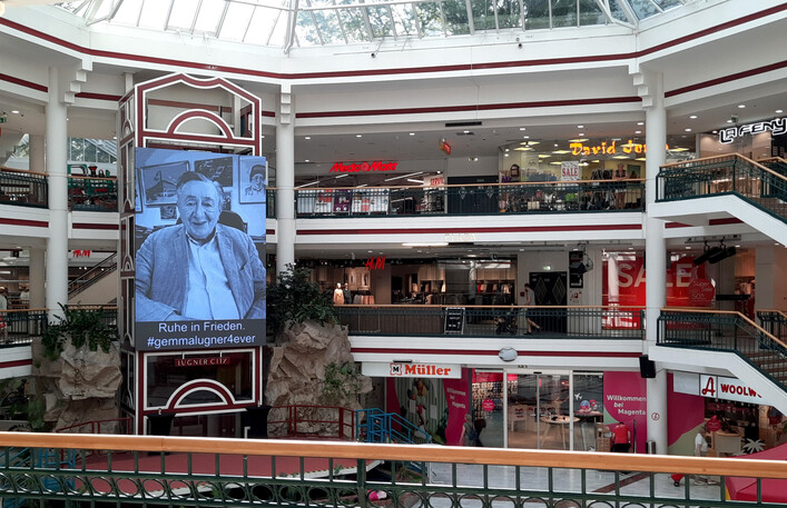 Richard Lugner died on 12.08.2024, the LugnerCity shopping mall in 1150 Vienna remembers him in the central area.