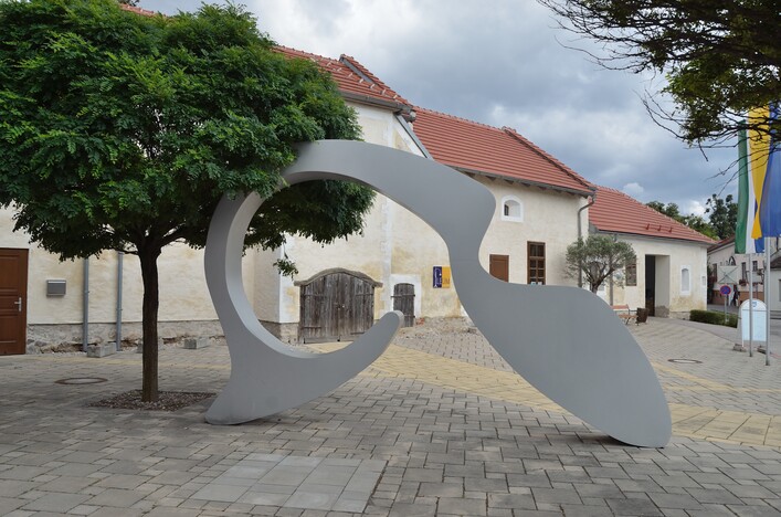 This is a photo of public art indexed in a public art catalogue of Lower Austria (Austria) under the number: 700 (commons,  de)  .