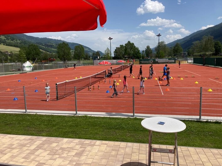Tennis spielen am Tennisplatz