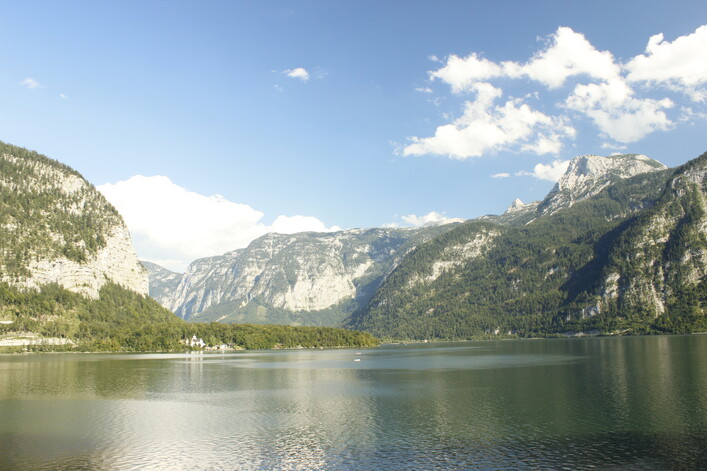 Der Hallstättersee mit einem schönen Bergpanorama.