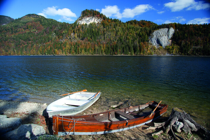 Schwarzensee mit Ruderbooten im 
Vordergrund