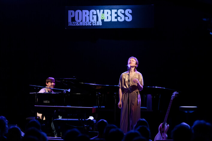 Violetta Parisini (voc, keys) mit Peter Rom (git) und Hanibal Scheutz (b) feat. Sixtus Preiss (p) im Oktober 2023 im Porgy & Bess in Wien, Österrreich
