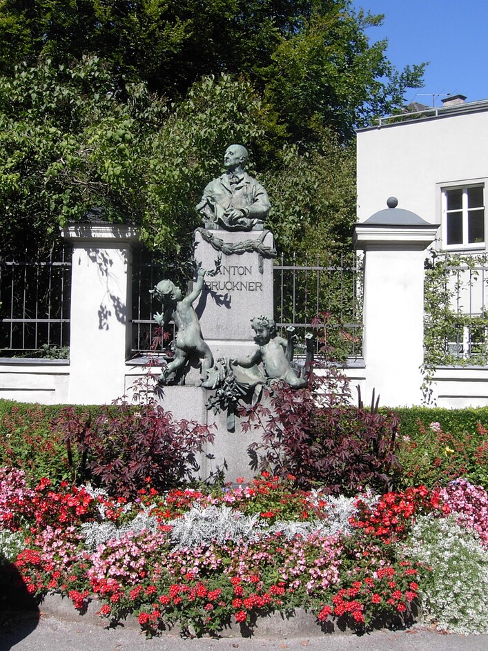 Steyr Brucknerplatz, Anton Bruckner-Denkmal, Ansicht vom Brucknerplatz aus