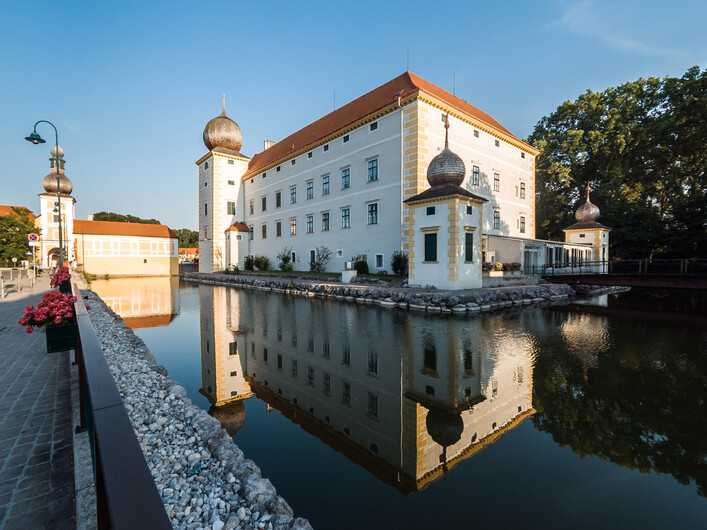 Abendaufnahme vom Wasserschloss in Kottingbrunn