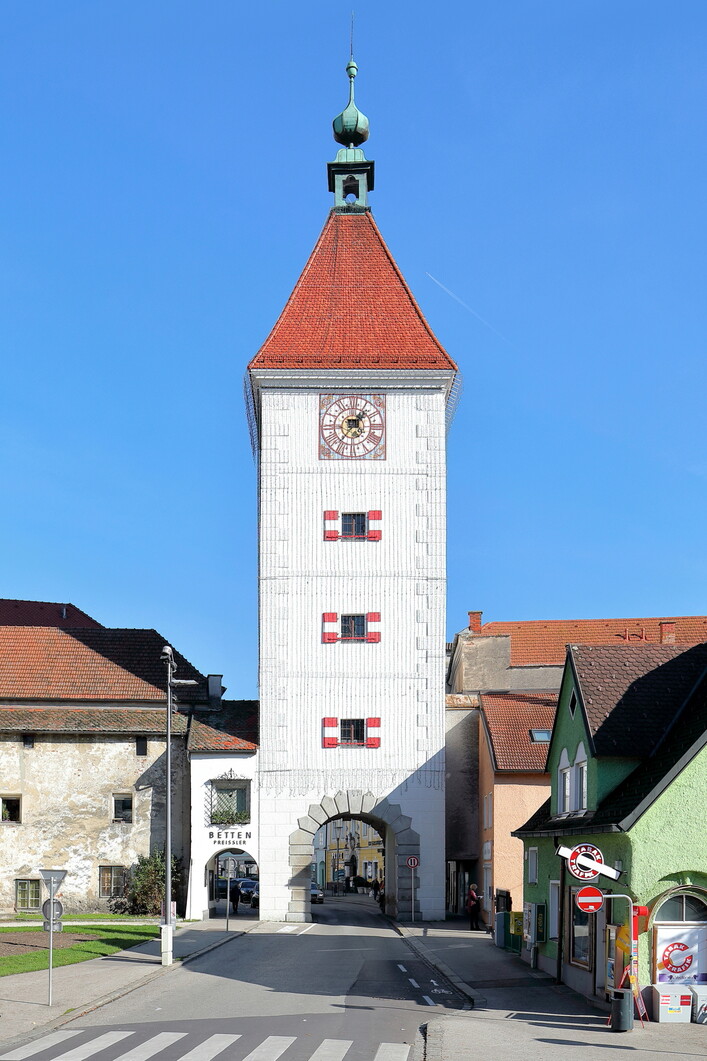 Westansicht des Ledererturmes in der oberösterreichischen Stadt Wels und links der sogenannte Schalenturm.Der Ledererturm ist das Wahrzeichen der Stadt. Er blieb als einziger der vier Stadttürme erhalten, die im 13. Jahrhundert beim Bau der mittelalterlichen Stadtbefestigung errichtet wurden. Der urkundlich erstmals am 24. Juli 1326 erwähnte Turm wurde 1610 beim Angriff des „Passauer Kriegsvolkes“ schwer beschädigt und in der heutigen Form in den Jahren von 1616 bis 1619 durch den Maurermeister Marx Martin Spaz aus Linz wiederinstandgesetzt und umgebaut. Der fast 38 m hohe Turm hatte ursprünglich einen Zwiebelhelm, der jedoch beim Stadtbrand 1771 zerstört und durch ein Zeltdach ersetzt wurde.
