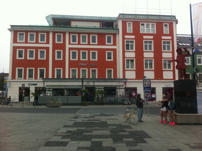 Stadttheater Hotel Greif vom Kaiser-Josef-Platz aus gesehen