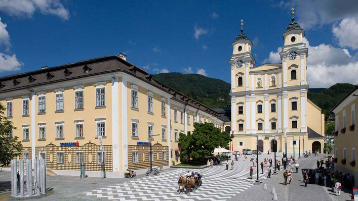 Blick auf die Kirche, seitlich Gebäude, Personen