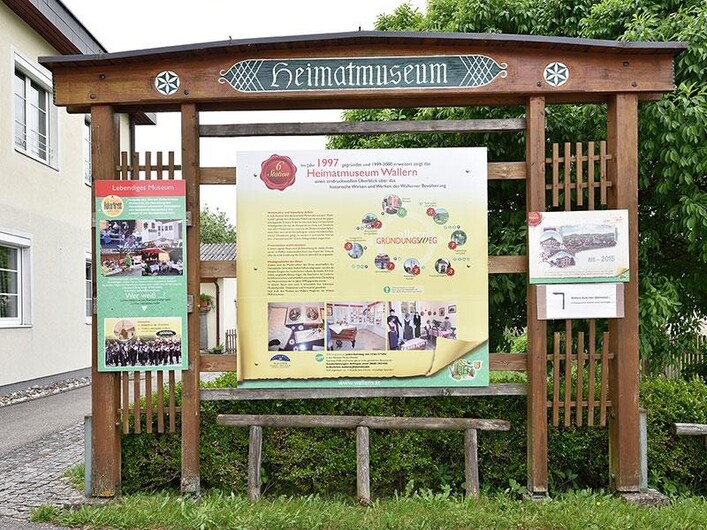 Ein Eingang zum Heimatmuseum mit einer Informationswand. Es gibt verschiedene Plakate und Erklärungen über die Ausstellung.