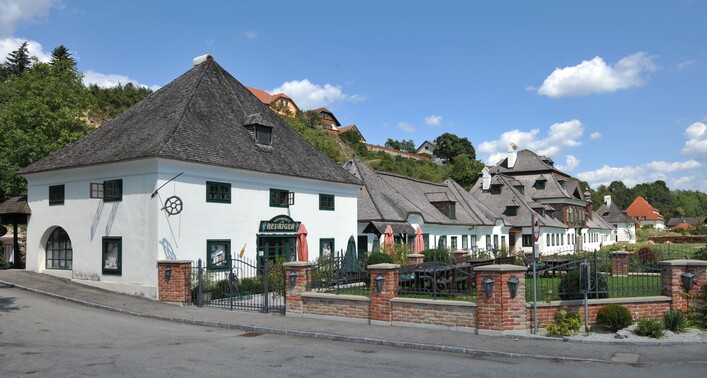 The making of this work was supported by Wikimedia Austria. For other files made with the support of Wikimedia Austria, please see the category Supported by Wikimedia Österreich. This media shows the protected monument with ObjektID 33374 in Austria. (Commons, de, Wikidata) Emmersdorf an der Donau: Schlossanlage Luberegg