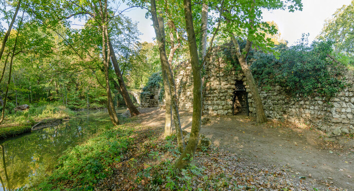 Tempel der Nacht und Bogenbrücke im Schlosspark von Schönau