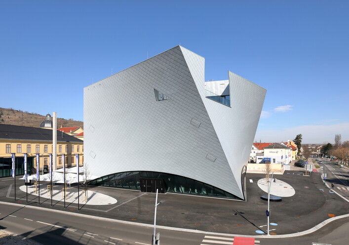 Südwestansicht des neuerrichteten Museumgebäudes „Landesgalerie Niederösterreich“ in der Stadtgemeinde Krems an der Donau.Der Bau mit 3.000 m² Ausstellungsfläche auf fünf Ebenen wurde von 2016 bis 2019 um ca. 35 Mio. € nach Plänen des Architektenbüros Marte.Marte von der Baufirma Dywidag errichtet.