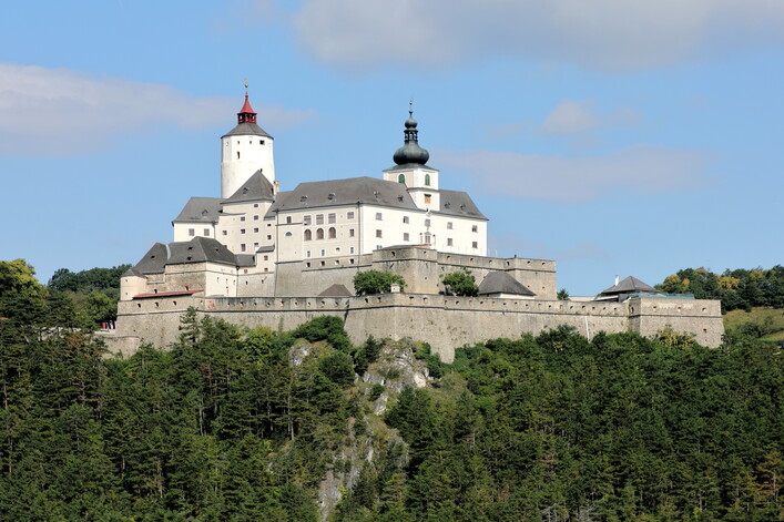 Südostansicht der Burg Forchtenstein in Neustift an der Rosalia, ein Ortsteil der burgenländischen Gemeinde Forchtenstein.Die Burg befindet sich auf einem steilen Dolomitfelsen am Ostabhang des Rosaliengebirges und sicherte die Straßenverbindung Wr. Neustadt - Ödenburg (heutiges Sopron). Sie wurde ab dem 14. Jahrhundert von den Grafen von Mattersdorf errichtet. Nachdem die Burg 1626 in den Besitz der Esterházy gelangte, wurde sie im 17. Jahrhundert umfangreich um- und ausgebaut.