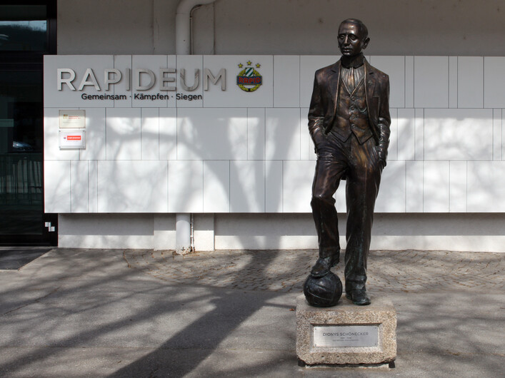 Statue des Dionys Schönecker vor dem Rapideum im Hanappi-Stadion