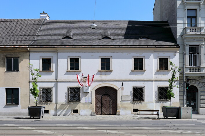 Das Geburtshaus des Komponisten Franz Schubert (31. Jänner 1797 geboren) am Himmelpfortgrund, heute Nußdorfer Straße 54 im 9. Wiener Gemeindebezirk Alsergrund. 1908 beschloss der Gemeinderat das Haus anzukaufen und darin ein Schubertmuseum einzurichten, das am 18. Juni 1912 eröffnet wurde und bis heute besteht.