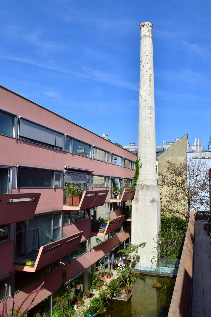 Der Schornstein der ehemaligen Sargfabrik in Wien-Penzing, in welcher der Verein für Integrative Lebensgestaltung im Jahr 1996 ein Wohn- und Kulturprojekt verwirklicht hat. Darin befinden sich neben Wohnungen auch ein Kulturhaus, ein Badehaus, ein Seminarraum, ein Kinderhaus und ein Café-Restaurant. Näheres in diesem PDF.