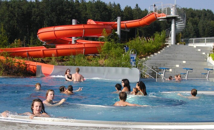 Schwimmen und entspannen im Erlebnisbad