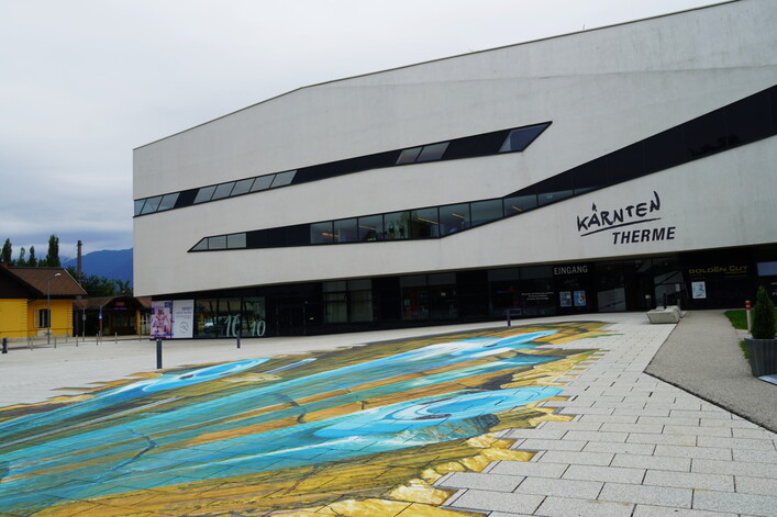 3D Gemälde designed by Gregor Wosik und Anna Mrzyglod vor dem Eingang Kärnten Therme in Villach Warmbad, Kärnten, Österreich, EU
