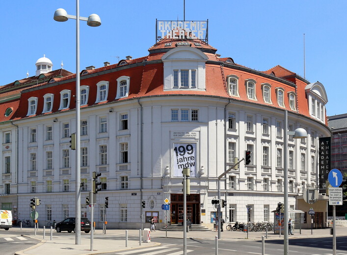 Westansicht des Gebäudekomplexes Akademietheaters und Konzerthauses im 3. Wiener Gemeindebezirk Landstraße.Er wurde nach Plänen der Architekten Ludwig Baumann, Fellner und Helmer im Auftrag der 1908 gegründeten Wiener Konzerthausgesellschaft von 1911 bis 1913 errichtet. Nach der Fertigstellung wurde das heutige Akademietheater als Übungsbühne für die „Akademie für Musik und darstellende Kunst“ dem Staat übergeben, der sich bei der Errichtung finanziell beteiligte. Die Eröffnung des Konzerthauses erfolgte am 19. Oktober 1913 und die der Übungsbühne (Akademietheater) am 4. Februar 1914 mit Giuseppe Verdis Ein Maskenball. Seit 8. September 1922 dient es dem Burgtheater als Zweigstelle.