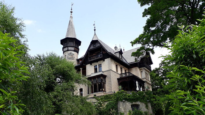 Schloss mit spitzen Türmchen und Parkanlage