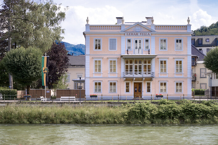 Blick auf die Lehárvilla, mit dem vorbeifließenden Traun Fluss im Vordergrund.