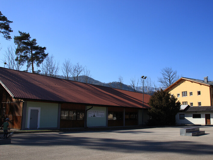 Die Stockschützen Halle in Bad Goisern befindet sich in der Nähe der Evangelischen Kirche und verfügt über 5 Bahnen.