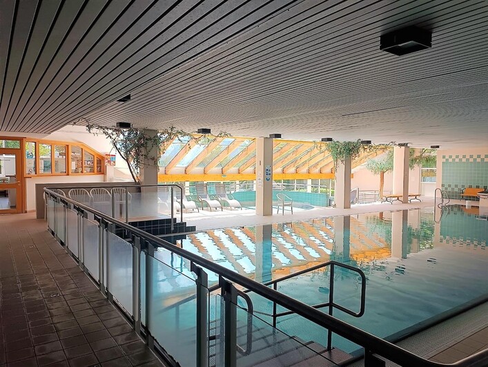 Schwimmbecken und Ruhezone