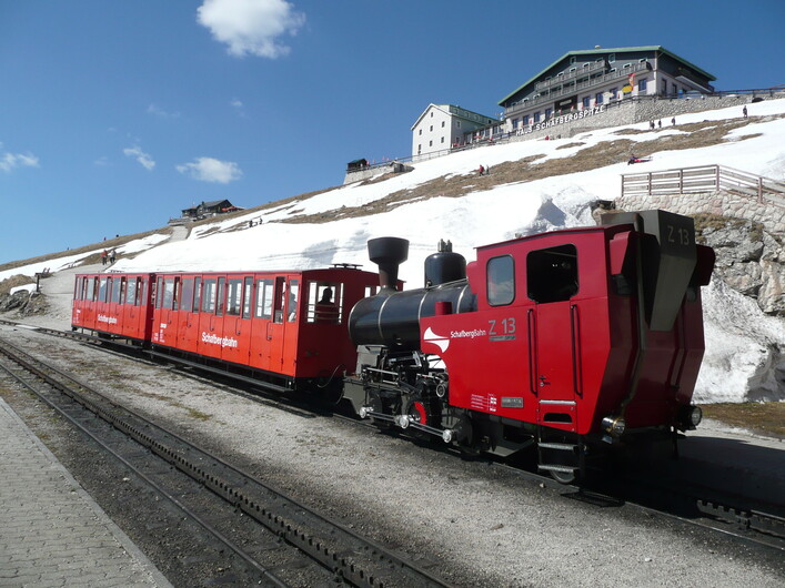 Zug der Schafbergbahn mit Lok Z 13 und Wagen 223 und 213 an der Endstation Schafbergspitze