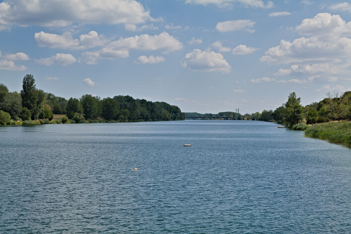 Neue Donau seen from Walulisobrücke.