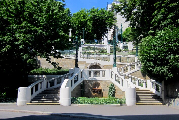 Die architektonisch und literaturgeschichtlich bemerkenswerte Anlage der Strudlhofstiege