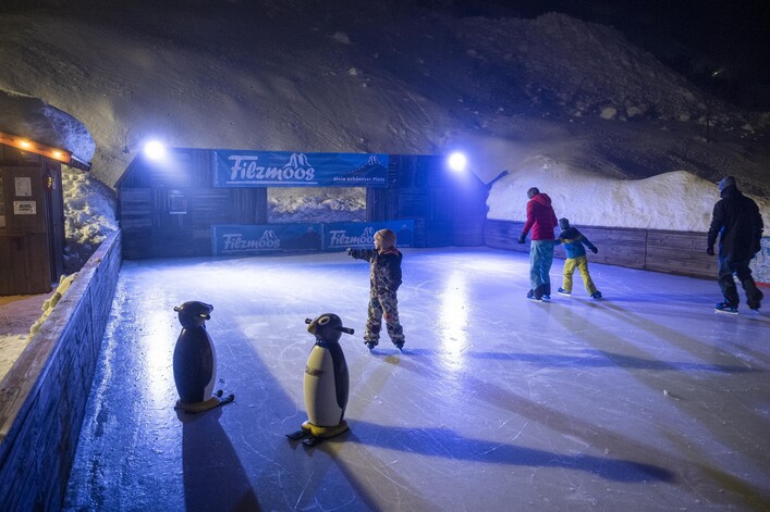 Bärtl besucht den Eislaufplatz