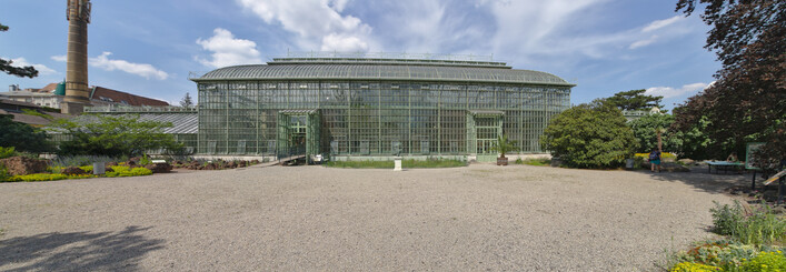 2018-05-31 AT Wien 13 Hietzing, Wüstenhaus (vormals Sonnenuhrhaus). Links das zugehörige Heizhaus mit Schornstein.