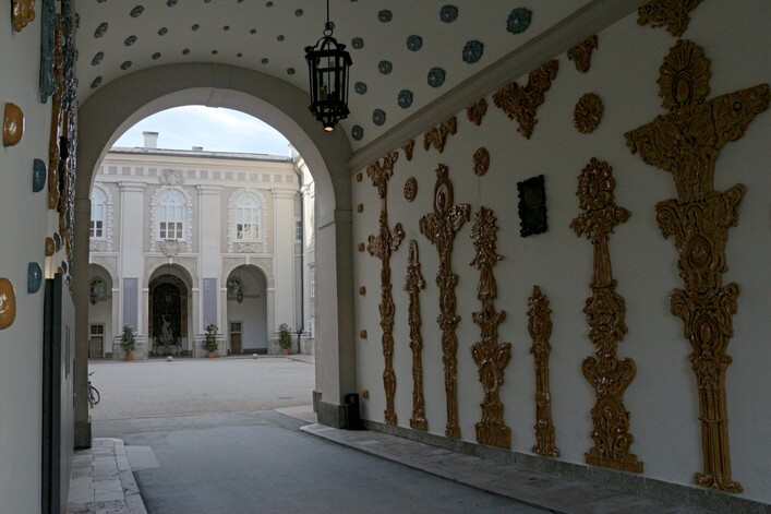 This is a photo of public art indexed in a public art catalogue of Salzburg (Austria) under the number: residenz-eingangsbereich (commons,  de)  .