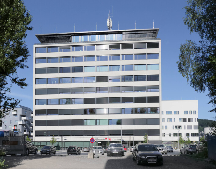 Salzburg, Stadtteil Lehen: Das sog. Stadtwerkehaus ist das ehemalige Verwaltungsgebäude der Salzburger Stadtwerke (heute in der Salzburg AG aufgegangen). Das Gebäude wurde im Zuge der Erstellung des umgebenden Stadtwerks Lehen komplett saniert. In IHm ist heute unter anderem die Volkshochschule Salzburg untergebracht. - Aufgenommen im Juni 2015.