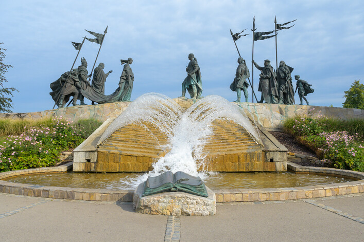 In The Song of the Nibelungs it is said that Krimhild and Etzel met for the first time in Tulln. The group of figures on the Nibelungen fountain is a free interpretation of the event. The figures are the work of the artist Michail Nogin, the fountain was designed by Hans Muhr.