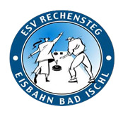 k.u.k. Eisbahn Bad Ischl - ESV Rechensteg in Bad Ischl: Das Bild zeigt zwei Personen, die sich umarmen und offenbar glücklich zusammen sind. Sie tragen traditionelle Kleidung und stehen vor einem Gebäude mit charakteristischen Merkmalen.