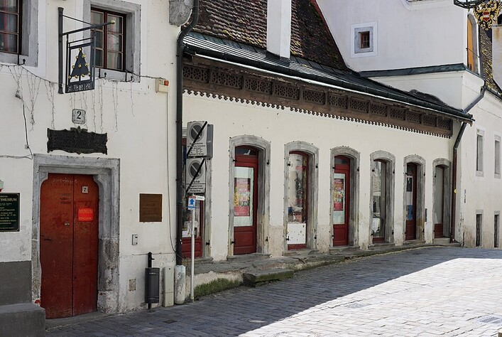 Steyr/Steyrdorf: Die Fassade des Bürgerspitals zum Michaelerplatz hin mit dem Eingang des Weihnachtsmuseums