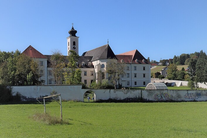 Die östliche Seite des Benediktinerstifts Gleink in Steyr. Blick von der Friedhofstraße