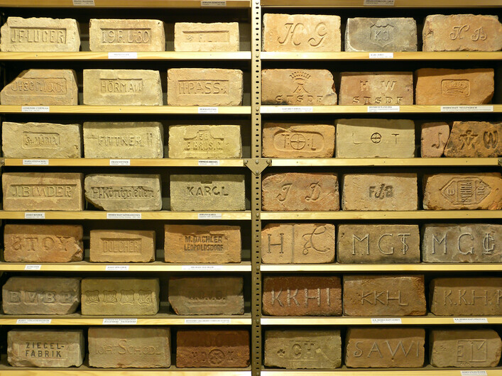 Die Geschichte der Ziegelsteine ist im Wiener Ziegelmuseum anhand zahlreicher Ausstellungsstücke dargestellt.
