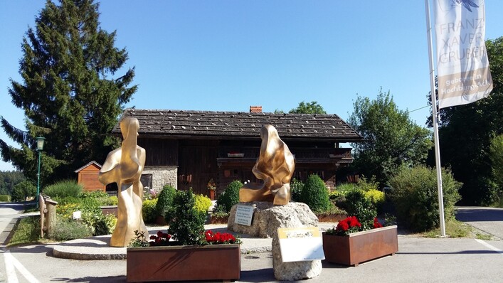 Franz-Xaver Gruber, der Komponist des weltbekannten Weihnachtsliedes `Stille Nacht, Heilige Nacht` wurde am 25.11.1787 in Hochburg-Ach geboren. Das ihm gewidmete Museum in Hochburg ist ein mehr als 200 Jahre alter Holzbau, der in Stil, Form und Gestaltung mit seinem Geburtshaus ident ist. Einrichtung und Ausstattung des Heimathauses illustrieren die frühere bäuerliche Wohn- und Arbeitswelt. Im 1.Stock des Wohntraktes befinden sich exclusive originale Gruber-Erinnerungsgegenstände wie z.B. der Webstuhl, auf dem Franz-Xaver Gruber die Webkunst erlernte.