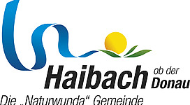 Tennisplatz in Haibach ob der Donau: Ein Symbol mit geschwungenen Linien in Blautönen, einem gelben Sonnensymbol und einer grünen Landschaft. Der Text in der Mitte lautet "Haibach ob der Donau" und beschreibt vermutlich einen Ort oder eine Region.