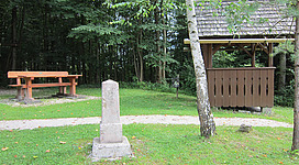 Abgebildet ist die Giselawarte mit Gedenkstein im Vordergrund.