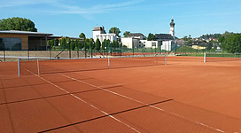 Tennis spielen am Tennisplatz