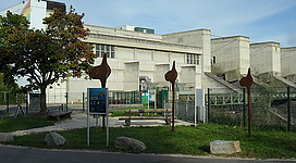 Linz-Land_Skulpturenpark_Mondfische mit Kraftwerk (c)Franz Almesberger