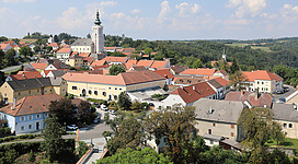 Südostansicht der burgenländischen Stadtgemeinde Stadtschlaining bzw. Blick vom Bergfried der Burg Schlaining auf das Ortszentrum.