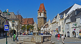 Marktplatz mit Brunnen und Wehrturm in Perchtoldsdorf, Niederösterreich.