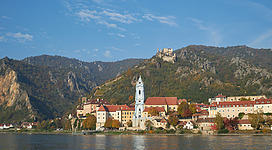 Stadt Dürnstein im Herbst. Zu sehen sind Schloß Dürnstein, die Burgruine und das Stift Dürnstein mit dem blauen Turm.