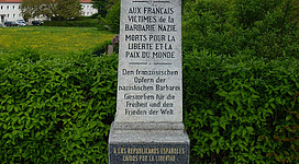 Ein Gedenkstein für die französischen Opfer des nationalsozialistischen Lagers Mauthausen. Der Stein erinnert an die Toten, die für Freiheit und Frieden gekämpft haben.