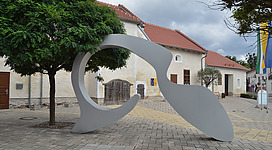 This is a photo of public art indexed in a public art catalogue of Lower Austria (Austria) under the number: 700 (commons,  de)  .