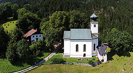 Luftaufnahme der Romediuskirche Thaur (Wallfahrtskirche der Heiligen Peter und Paul)