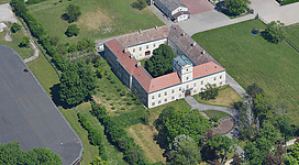 Aerial image of Schloss Obersiebenbrunn (view from the southwest)